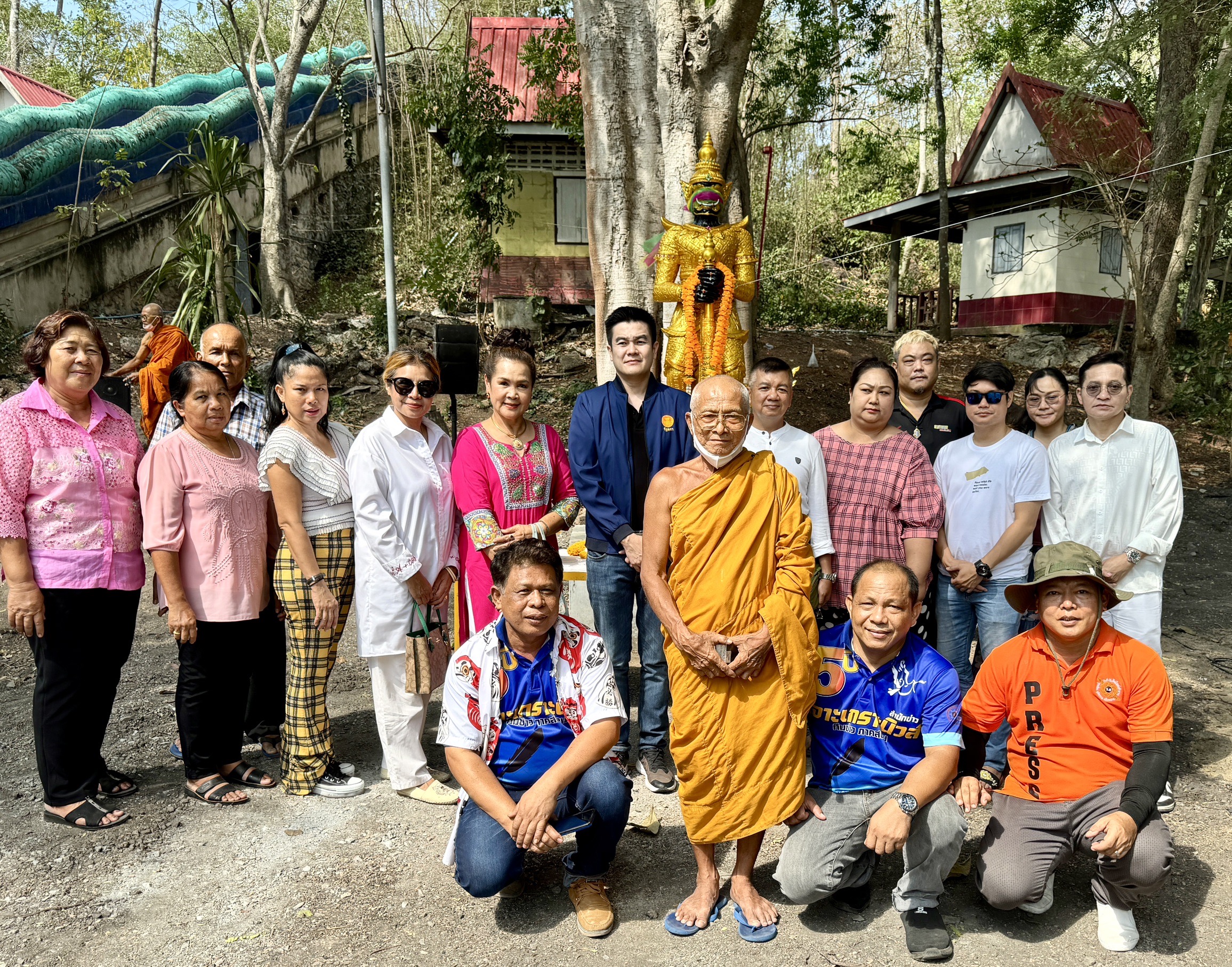 ท้าวมหาทรัพย์องท้าวเวสสุวรรณ ณ วัดเขาแสงสว่างเจริญธรรม นายคริส พรเพ็ชรรัตน์ นายธีรภัทร มีเดช ท้าวมหาทรัพย์องท้าวเวสสุวรรณ ณ วัดเขาแสงสว่างเจริญธรรม นายคริส พรเพ็ชรรัตน์ นายธีรภัทร มีเดช วันที่ 12 พ.ค.2567 เวลา 09.00 น. นายคริส พรเพ็ชรรัตน์ อุปนายกสมาคมนักข่าวฯ และ นาวาอากาศโท(ญ)ศิริวรรณ์ พรเพ็ชรรัตน์ ได้จัดสร้างองค์ท้าวมหาทรัพย์ ท้าวเวสสุวรรณมหาราช ประดิษฐาน ณ วัดเขาแสงสว่างเจริญธรรม ต.นางบวช อ.เดิมบางนางบวช จว.สุพรรณบุรี โดยได้รับเกียรติจากนายธีรภัทร มีเดช ที่ปรึกษารัฐมนตรีว่าการกระทรวงการท่องเที่ยวและกีฬา เป็นประธานในพิธีเบิกเนตรและทำบุญเลี้ยงอาหารเพลพระสงฆ์ 9 รูป ในการนี้ได้รับความมเมตตาจาก พระครูใบฏีกาสมศักดิ์ เจ้าอาวาสวัดเขาแสงสว่างเจริญธรรม เป็นประธานในพิธีฝ่ายสงฆ์  ท้าวมหาทรัพย์องท้าวเวสสุวรรณ ณ วัดเขาแสงสว่างเจริญธรรม นายคริส พรเพ็ชรรัตน์ นายธีรภัทร มีเดช  ท้าวมหาทรัพย์องท้าวเวสสุวรรณ ณ วัดเขาแสงสว่างเจริญธรรม นายคริส พรเพ็ชรรัตน์ นายธีรภัทร มีเดช   ในพิธีมีแขกผู้มีเกียรติ อาทิ พ.ต.ประวีร์ จินดาวรรณ ประธานเครือข่ายคุ้มครองผู้บริโภคไทยและประธานศูนย์ส่งเสริมความร่วมมือไทย-เมียนมาร์ / นายปริญวัฒน์ เปี่ยมปิ่นวงศ์ ผอ.ศูนย์บริการร่วมกระทรวงยุติธรรม / นายกฤษฏี พุทไธสง รองนายกสมาคมนักข่าวส่วนกลางและภูมิภาคไทย / นายประเสริฐ ยอดทอง บก.บริหาร นสพ.อินไซต์ตำรวจ / ทนายยงเดช บุตรโรทัย / นายจิรเดช หมัดสมบูรณ์ หรือ สมาร์ท ผู้จัดคอนเสิร์ตศิลปิน / นายสุทร แทนวงค์ เลขา ผอ.สำนักข่าวเจาะเกราะนิวส์ / นางสาวพิมฉัตร์ ปริยวัฒน์โภคิน ( อ.จอย พลังจิต ) และ ประชาชนร่วมในพิธีบุญครั้งนี้จำนวนมาก ซึ่งในวันประกอบพิธีเบิกเนตรนี้ อากาศที่ร้อยอบอ้าวกลับกลายเป็นแดดร่มอากาศพัดลมเย็นเอื่อยๆอยู่ตลอดเวลา สร้างความแปลกใจให้ผู้ร่วมพิธีอย่างมาก นอกจากนี้นางสาวพิมฉัตร์ ปริยวัฒน์โภคิน หรือ อ.จอย พลังจิต ได้ทำการสัมผัสส่งกระแสจิตแก่องค์ท้าวมหาทรัพย์ ซึ่งได้รับรู้ถึงพลังขององค์ท่านมาประสิทธิตั้งแต่ก่อนจะทำพิธีเบิกเนตร เนื่องจากพลังความศรัทธาของผู้สร้างและผู้ร่วมบุญนั้นเป็นอันหนึ่งอันเดียวกัน จากนั้น อ.จอย ได้ให้ผู้เข้าพิธีนำกระเป๋าเงินมาวนรององค์ท่านเป็นการเสริมความเป็นสิริมงคลให้เงินทองไหลมาเทมาอีกด้วย  ท้าวมหาทรัพย์องท้าวเวสสุวรรณ ณ วัดเขาแสงสว่างเจริญธรรม นายคริส พรเพ็ชรรัตน์ นายธีรภัทร มีเดช   ท้าวมหาทรัพย์องท้าวเวสสุวรรณ ณ วัดเขาแสงสว่างเจริญธรรม นายคริส พรเพ็ชรรัตน์ นายธีรภัทร มีเดช  นายคริส พรเพ็ชรรัตน์ กล่าวว่า การจัดสร้างองค์ท้าวมหาทรัพย์ ท้าวเวสสุวรรณมหาราช ในครั้งนี้สืบเนื่องมาจากผู้สร้างถวายได้และคณะได้มีความศรัทธาในองค์ท่าน ซึ่งมีชื่อปรากฏอยู่ในพระไตรปิฏก และตามความเชื่อว่าเป็นพญายักษ์ที่คอยดูแลปกป้องพระพุทธศาสนา เป็น1ในมหาราชในสวรรค์ชั้นจตุมหาราชิกา ประจำอยู่ทางทิศเหนือ ที่ปกปักษ์รักษาโลกที่เราอยู่ เป็นเจ้าแห่งภูตผี เจ้าแห่งทรัพย์ในแผ่นดิน จึงสร้างถวายวัดเขาแสงสว่างเจริญธรรมให้ผู้คนได้มากราบไหว้ เพราะวัดแห่งนี้มีเพียงเจ้าอาวาสและพระลุกวัด จำวัดกันเพียง 2 องค์ มิได้มีกิจกรรมหรืองานบุญมโหรสพใดๆ ซึ่งด้วยความศักดิ์สิทธิ์ และบารมีองค์ท่าน จะช่วยให้ชาวบ้านรวมทั้งผู้มีจิตศรัทธาเข้ามากราบไหว้ทำนุบำรุงศาสนาที่ วัดแห่งนี้ ให้คงมีความเจริญพัฒนาต่อยอดพระพุทธศาสนาสืบไป  ขอขอบพระคุณผู้มีจิตศรัทธาร่วมบริจาคสร้างฐานรองรับท้าวเวสสุวรรณ ได้แก่ พ.ต.อ.ถิรเดช จันทร์ลาด ผกก.สภ.ลำลูกกา / พ.ต.อ.วิทยากูล เอื้อยฉิมพลี ผกก.สภ.หนองโดน / พ.ต.ท.ยงค์ยุทธ ประเสริฐผล รอง ผกก.ป.สน.คันนายาว / นายชยุต ลีบุญญานนท์ นางธัญภา ลีบุญญานนท์ นางสาวภรภัทร ลีบุญญานนท์ และครอบครัว / นายชาคริต แสงศรี / นางสุวรรณา หมั่นเดช / นายอนุรักษ์ ทองมา / นายยงเดช บุตรโรทัย /นายธนันนัทธ์ เหลืองประสิทธ์ / นางยุภาพร ทองสุพรรณ /นายประเสริฐ ยอดทอง / นายสุธีร์ อินทนะ / นายดนัย ไทยทอง / นายสุทร แทนวงค์ / นายสุทธารักษ์ กมลแสงมณี /นายกิติรัฐ บุนนาค / นายกฤษฏี พุทไธสง / ปารณีย์  แสงอรุณ / มณี  หวานชะเอม / นายธิปตรี ชื่นสายชล / นางสาวดวงใจ ธาวินัย / นายธีทัต ทองประดิษฐ์ / นางสาวกัญจน์ณัฏฐ์ อนุรักษ์ / นาวสาวมาลัยวัลย์ อินทชาติ / Dr.ศริญญา สิทธาไชย / นางสาวนฤมล สุนันทอาภรณ์ นายสถาพร เกษปรีชาสวัสดิ์ / พิศริน สิงห์สัน / นางสายสุนีย์ หาญน้อย / นายวสวัตต์ ดีแซง / นางสาวจีรกานต์ เศรษฐดาวิทย์ / นายวรชาติ พุกโฉมงาม และครอบครัว / เสี่ยนุ่น