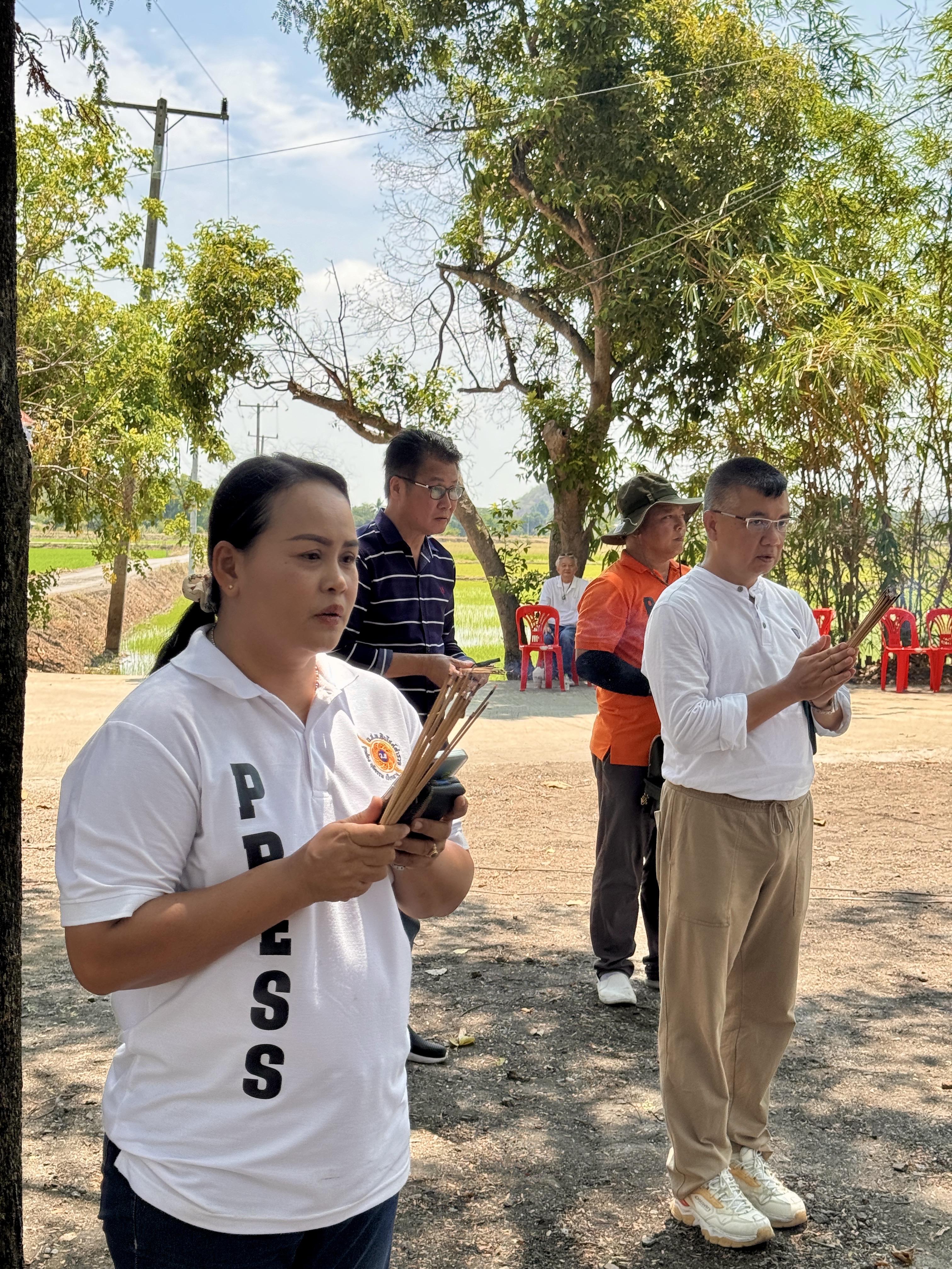 ท้าวมหาทรัพย์องท้าวเวสสุวรรณ ณ วัดเขาแสงสว่างเจริญธรรม นายคริส พรเพ็ชรรัตน์ นายธีรภัทร มีเดช ท้าวมหาทรัพย์องท้าวเวสสุวรรณ ณ วัดเขาแสงสว่างเจริญธรรม นายคริส พรเพ็ชรรัตน์ นายธีรภัทร มีเดช วันที่ 12 พ.ค.2567 เวลา 09.00 น. นายคริส พรเพ็ชรรัตน์ อุปนายกสมาคมนักข่าวฯ และ นาวาอากาศโท(ญ)ศิริวรรณ์ พรเพ็ชรรัตน์ ได้จัดสร้างองค์ท้าวมหาทรัพย์ ท้าวเวสสุวรรณมหาราช ประดิษฐาน ณ วัดเขาแสงสว่างเจริญธรรม ต.นางบวช อ.เดิมบางนางบวช จว.สุพรรณบุรี โดยได้รับเกียรติจากนายธีรภัทร มีเดช ที่ปรึกษารัฐมนตรีว่าการกระทรวงการท่องเที่ยวและกีฬา เป็นประธานในพิธีเบิกเนตรและทำบุญเลี้ยงอาหารเพลพระสงฆ์ 9 รูป ในการนี้ได้รับความมเมตตาจาก พระครูใบฏีกาสมศักดิ์ เจ้าอาวาสวัดเขาแสงสว่างเจริญธรรม เป็นประธานในพิธีฝ่ายสงฆ์  ท้าวมหาทรัพย์องท้าวเวสสุวรรณ ณ วัดเขาแสงสว่างเจริญธรรม นายคริส พรเพ็ชรรัตน์ นายธีรภัทร มีเดช  ท้าวมหาทรัพย์องท้าวเวสสุวรรณ ณ วัดเขาแสงสว่างเจริญธรรม นายคริส พรเพ็ชรรัตน์ นายธีรภัทร มีเดช   ในพิธีมีแขกผู้มีเกียรติ อาทิ พ.ต.ประวีร์ จินดาวรรณ ประธานเครือข่ายคุ้มครองผู้บริโภคไทยและประธานศูนย์ส่งเสริมความร่วมมือไทย-เมียนมาร์ / นายปริญวัฒน์ เปี่ยมปิ่นวงศ์ ผอ.ศูนย์บริการร่วมกระทรวงยุติธรรม / นายกฤษฏี พุทไธสง รองนายกสมาคมนักข่าวส่วนกลางและภูมิภาคไทย / นายประเสริฐ ยอดทอง บก.บริหาร นสพ.อินไซต์ตำรวจ / ทนายยงเดช บุตรโรทัย / นายจิรเดช หมัดสมบูรณ์ หรือ สมาร์ท ผู้จัดคอนเสิร์ตศิลปิน / นายสุทร แทนวงค์ เลขา ผอ.สำนักข่าวเจาะเกราะนิวส์ / นางสาวพิมฉัตร์ ปริยวัฒน์โภคิน ( อ.จอย พลังจิต ) และ ประชาชนร่วมในพิธีบุญครั้งนี้จำนวนมาก ซึ่งในวันประกอบพิธีเบิกเนตรนี้ อากาศที่ร้อยอบอ้าวกลับกลายเป็นแดดร่มอากาศพัดลมเย็นเอื่อยๆอยู่ตลอดเวลา สร้างความแปลกใจให้ผู้ร่วมพิธีอย่างมาก นอกจากนี้นางสาวพิมฉัตร์ ปริยวัฒน์โภคิน หรือ อ.จอย พลังจิต ได้ทำการสัมผัสส่งกระแสจิตแก่องค์ท้าวมหาทรัพย์ ซึ่งได้รับรู้ถึงพลังขององค์ท่านมาประสิทธิตั้งแต่ก่อนจะทำพิธีเบิกเนตร เนื่องจากพลังความศรัทธาของผู้สร้างและผู้ร่วมบุญนั้นเป็นอันหนึ่งอันเดียวกัน จากนั้น อ.จอย ได้ให้ผู้เข้าพิธีนำกระเป๋าเงินมาวนรององค์ท่านเป็นการเสริมความเป็นสิริมงคลให้เงินทองไหลมาเทมาอีกด้วย  ท้าวมหาทรัพย์องท้าวเวสสุวรรณ ณ วัดเขาแสงสว่างเจริญธรรม นายคริส พรเพ็ชรรัตน์ นายธีรภัทร มีเดช   ท้าวมหาทรัพย์องท้าวเวสสุวรรณ ณ วัดเขาแสงสว่างเจริญธรรม นายคริส พรเพ็ชรรัตน์ นายธีรภัทร มีเดช  นายคริส พรเพ็ชรรัตน์ กล่าวว่า การจัดสร้างองค์ท้าวมหาทรัพย์ ท้าวเวสสุวรรณมหาราช ในครั้งนี้สืบเนื่องมาจากผู้สร้างถวายได้และคณะได้มีความศรัทธาในองค์ท่าน ซึ่งมีชื่อปรากฏอยู่ในพระไตรปิฏก และตามความเชื่อว่าเป็นพญายักษ์ที่คอยดูแลปกป้องพระพุทธศาสนา เป็น1ในมหาราชในสวรรค์ชั้นจตุมหาราชิกา ประจำอยู่ทางทิศเหนือ ที่ปกปักษ์รักษาโลกที่เราอยู่ เป็นเจ้าแห่งภูตผี เจ้าแห่งทรัพย์ในแผ่นดิน จึงสร้างถวายวัดเขาแสงสว่างเจริญธรรมให้ผู้คนได้มากราบไหว้ เพราะวัดแห่งนี้มีเพียงเจ้าอาวาสและพระลุกวัด จำวัดกันเพียง 2 องค์ มิได้มีกิจกรรมหรืองานบุญมโหรสพใดๆ ซึ่งด้วยความศักดิ์สิทธิ์ และบารมีองค์ท่าน จะช่วยให้ชาวบ้านรวมทั้งผู้มีจิตศรัทธาเข้ามากราบไหว้ทำนุบำรุงศาสนาที่ วัดแห่งนี้ ให้คงมีความเจริญพัฒนาต่อยอดพระพุทธศาสนาสืบไป  ขอขอบพระคุณผู้มีจิตศรัทธาร่วมบริจาคสร้างฐานรองรับท้าวเวสสุวรรณ ได้แก่ พ.ต.อ.ถิรเดช จันทร์ลาด ผกก.สภ.ลำลูกกา / พ.ต.อ.วิทยากูล เอื้อยฉิมพลี ผกก.สภ.หนองโดน / พ.ต.ท.ยงค์ยุทธ ประเสริฐผล รอง ผกก.ป.สน.คันนายาว / นายชยุต ลีบุญญานนท์ นางธัญภา ลีบุญญานนท์ นางสาวภรภัทร ลีบุญญานนท์ และครอบครัว / นายชาคริต แสงศรี / นางสุวรรณา หมั่นเดช / นายอนุรักษ์ ทองมา / นายยงเดช บุตรโรทัย /นายธนันนัทธ์ เหลืองประสิทธ์ / นางยุภาพร ทองสุพรรณ /นายประเสริฐ ยอดทอง / นายสุธีร์ อินทนะ / นายดนัย ไทยทอง / นายสุทร แทนวงค์ / นายสุทธารักษ์ กมลแสงมณี /นายกิติรัฐ บุนนาค / นายกฤษฏี พุทไธสง / ปารณีย์  แสงอรุณ / มณี  หวานชะเอม / นายธิปตรี ชื่นสายชล / นางสาวดวงใจ ธาวินัย / นายธีทัต ทองประดิษฐ์ / นางสาวกัญจน์ณัฏฐ์ อนุรักษ์ / นาวสาวมาลัยวัลย์ อินทชาติ / Dr.ศริญญา สิทธาไชย / นางสาวนฤมล สุนันทอาภรณ์ นายสถาพร เกษปรีชาสวัสดิ์ / พิศริน สิงห์สัน / นางสายสุนีย์ หาญน้อย / นายวสวัตต์ ดีแซง / นางสาวจีรกานต์ เศรษฐดาวิทย์ / นายวรชาติ พุกโฉมงาม และครอบครัว / เสี่ยนุ่น