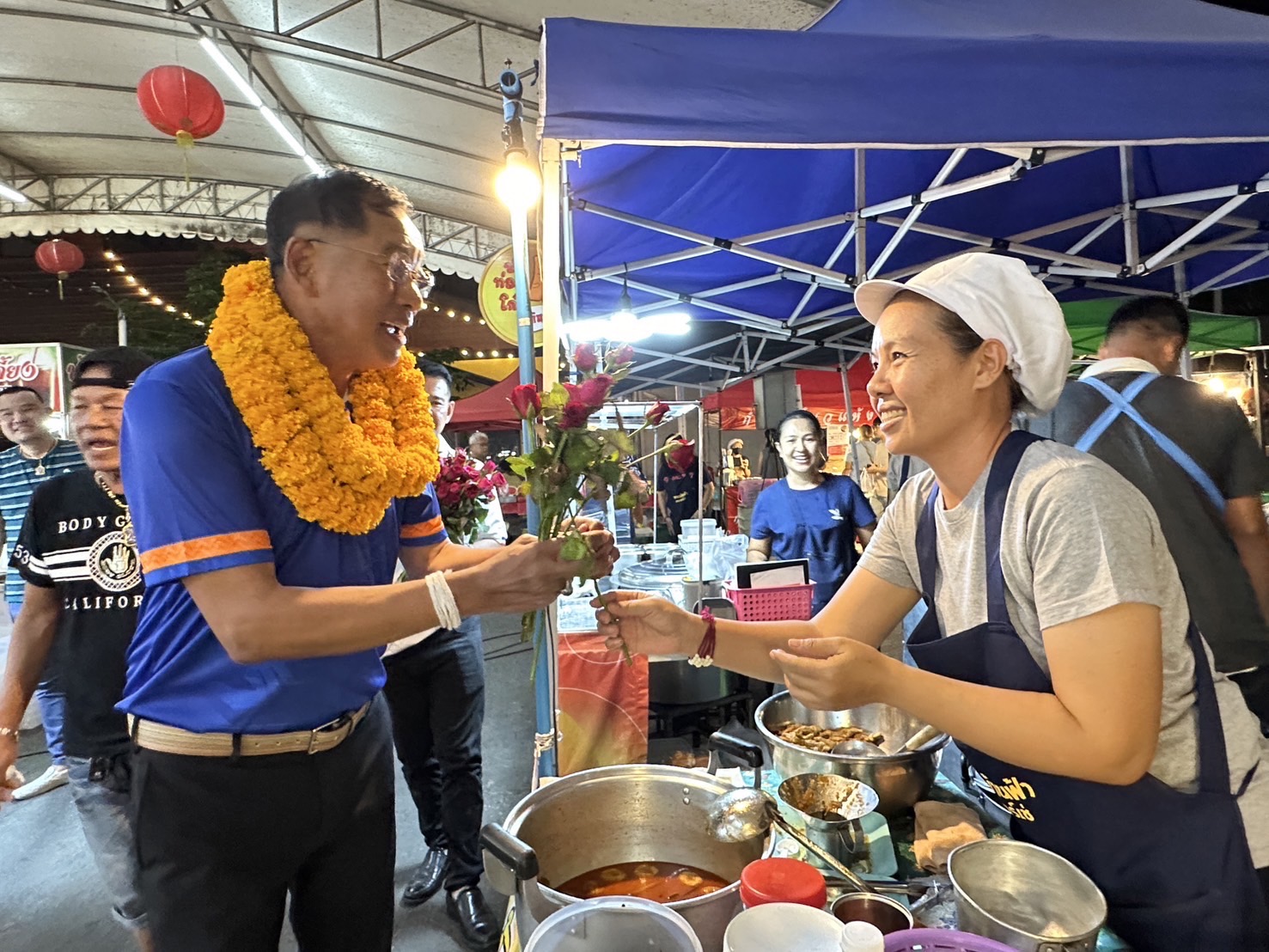 ปทุมธานี บิ๊กแจ๊สลุยเดี่ยวลงพื้นตลาดอำเภอลำลูกการับกำลังใจจากประชาชน ปทุมธานี บิ๊กแจ๊สลุยเดี่ยวลงพื้นตลาดอำเภอลำลูกการับกำลังใจจากประชาชน วันที่ 7 มิถุนายน 2567 ที่ตลาดบ้านฟ้า เลอ มาร์เช่  ตำบลบึงคำพร้อย อำเภอลำลูกกา จังหวัดปทุมธานี พล.ต.ท.คำรณวิทย์ ธูปกระจ่าง หมายเลข 3 ผู้สมัครชิงตำแหน่งนายกองค์การบริหารส่วนจังหวัดปทุมธานี ได้ลงพื้นที่พบปะพ่อค้าแม่ค้าในตลาด และประชาชนที่มาจับจ่ายซื้อกับข้าวภายในตลาด โดยได้รับการตอบรับ แบบอบอุ่นและเป็นกันเองอย่างดี  บรรยากาศการลงหาเสียงของ พล.ต.ท.คำรณวิทย์ ธูปกระจ่าง ในนามอิสระไม่สังกัดพรรคการเมือง ได้ลงพื้นที่เพียงคนเดียวโดยมีประชาชนให้การตอนรับมอบดอกกุหลาบพวงมาลัยให้กำลังใจพร้อมขอถ่ายภาพเป็นที่ระลึกอย่างหนาแน่น ตลอดการเดินหาพบกับประชาชนโดยชูนโยบายปทุมธานีต้องไปต่อ  ด้าน พล.ต.ท.คำรณวิทย์ ธูปกระจ่าง หมายเลข 3 ผู้สมัครนายกองค์การบริหารส่วนจังหวัดปทุมธานี กล่าวว่า พอดีไปธุระแถวอำเภอลำลูกกาแล้วเจ้าของตลาดเค้าบอกด่วนเลยว่าอยากให้มาพบประชาชนและพ่อค้าแม่ค้าในตลาดหน่อย มีประชาชนและพ่อค้าแม่ค้าอยากพบและให้กำลังใจจึง เดินทางมาคนเดียวโดยไม่มีทีม ช่วยหาเสียง หรือเอกสารแนะนำตัวใดใดมาเลย แต่ก็ประทับใจมากมีประชาชนจำนวนมากเข้ามาทักทายและมอบดอกไม้เป็นกำลังใจก็รู้สึกหายเหนื่อยและขอขอบคุณทุกกำลังใจที่มอบให้ทุกท่านด้วย  ปทุมธานี บิ๊กแจ๊สลุยเดี่ยวลงพื้นตลาดอำเภอลำลูกการับกำลังใจจากประชาชน  ปทุมธานี บิ๊กแจ๊สลุยเดี่ยวลงพื้นตลาดอำเภอลำลูกการับกำลังใจจากประชาชน