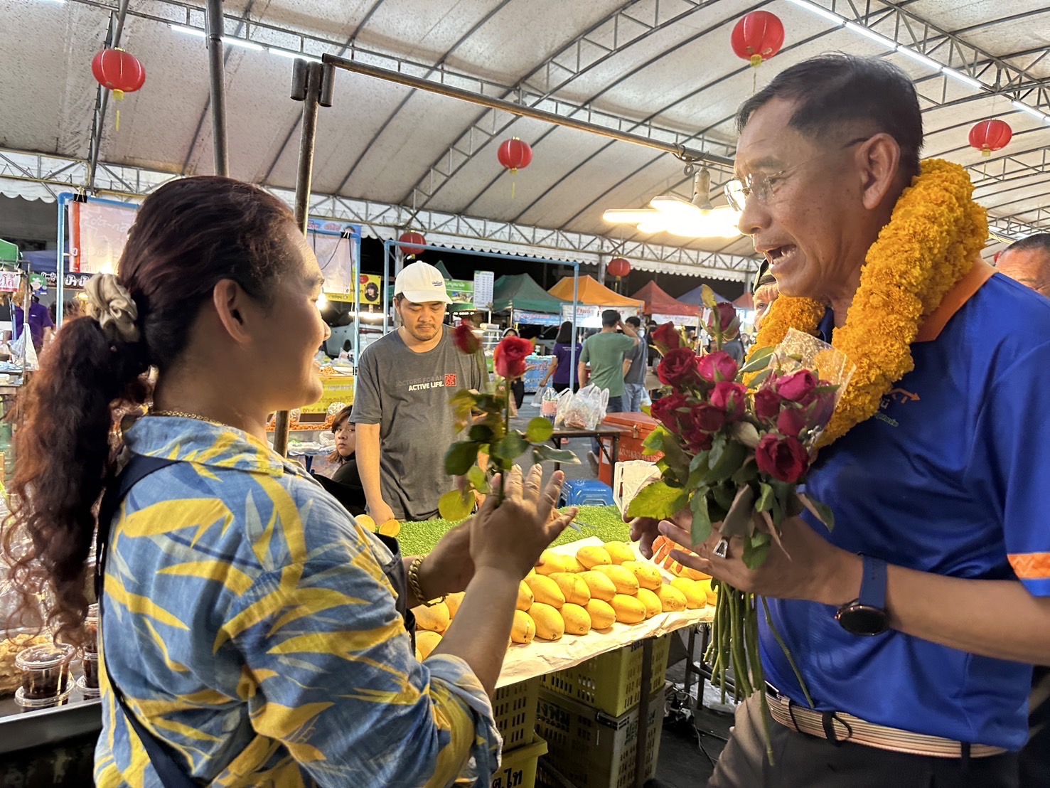 ปทุมธานี บิ๊กแจ๊สลุยเดี่ยวลงพื้นตลาดอำเภอลำลูกการับกำลังใจจากประชาชน ปทุมธานี บิ๊กแจ๊สลุยเดี่ยวลงพื้นตลาดอำเภอลำลูกการับกำลังใจจากประชาชน วันที่ 7 มิถุนายน 2567 ที่ตลาดบ้านฟ้า เลอ มาร์เช่  ตำบลบึงคำพร้อย อำเภอลำลูกกา จังหวัดปทุมธานี พล.ต.ท.คำรณวิทย์ ธูปกระจ่าง หมายเลข 3 ผู้สมัครชิงตำแหน่งนายกองค์การบริหารส่วนจังหวัดปทุมธานี ได้ลงพื้นที่พบปะพ่อค้าแม่ค้าในตลาด และประชาชนที่มาจับจ่ายซื้อกับข้าวภายในตลาด โดยได้รับการตอบรับ แบบอบอุ่นและเป็นกันเองอย่างดี  บรรยากาศการลงหาเสียงของ พล.ต.ท.คำรณวิทย์ ธูปกระจ่าง ในนามอิสระไม่สังกัดพรรคการเมือง ได้ลงพื้นที่เพียงคนเดียวโดยมีประชาชนให้การตอนรับมอบดอกกุหลาบพวงมาลัยให้กำลังใจพร้อมขอถ่ายภาพเป็นที่ระลึกอย่างหนาแน่น ตลอดการเดินหาพบกับประชาชนโดยชูนโยบายปทุมธานีต้องไปต่อ  ด้าน พล.ต.ท.คำรณวิทย์ ธูปกระจ่าง หมายเลข 3 ผู้สมัครนายกองค์การบริหารส่วนจังหวัดปทุมธานี กล่าวว่า พอดีไปธุระแถวอำเภอลำลูกกาแล้วเจ้าของตลาดเค้าบอกด่วนเลยว่าอยากให้มาพบประชาชนและพ่อค้าแม่ค้าในตลาดหน่อย มีประชาชนและพ่อค้าแม่ค้าอยากพบและให้กำลังใจจึง เดินทางมาคนเดียวโดยไม่มีทีม ช่วยหาเสียง หรือเอกสารแนะนำตัวใดใดมาเลย แต่ก็ประทับใจมากมีประชาชนจำนวนมากเข้ามาทักทายและมอบดอกไม้เป็นกำลังใจก็รู้สึกหายเหนื่อยและขอขอบคุณทุกกำลังใจที่มอบให้ทุกท่านด้วย  ปทุมธานี บิ๊กแจ๊สลุยเดี่ยวลงพื้นตลาดอำเภอลำลูกการับกำลังใจจากประชาชน  ปทุมธานี บิ๊กแจ๊สลุยเดี่ยวลงพื้นตลาดอำเภอลำลูกการับกำลังใจจากประชาชน